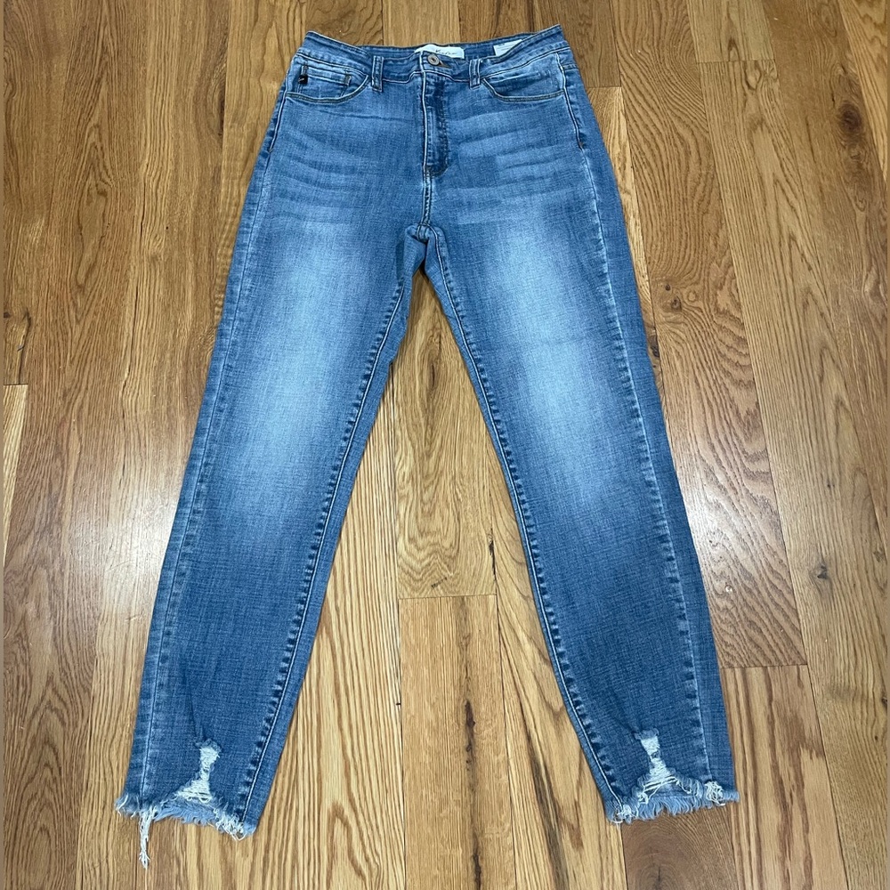 KanCan “Esther” high rise skinnies
Rise 9.5”91.9% cotton 7% polyester 1% spandex